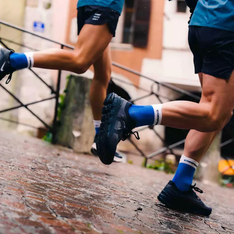 Compressport Pro Racing V4.0 Run High Socks - Blue / White - Image 6