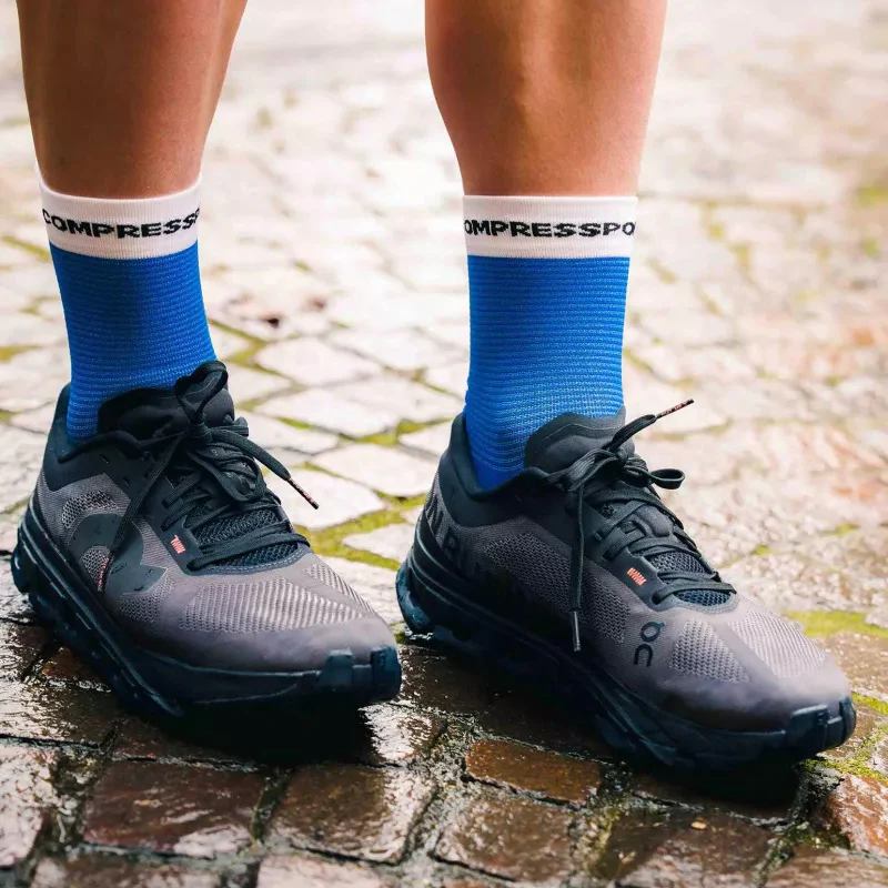 Compressport Pro Racing V4.0 Run High Socks - Blue / White - Image 8