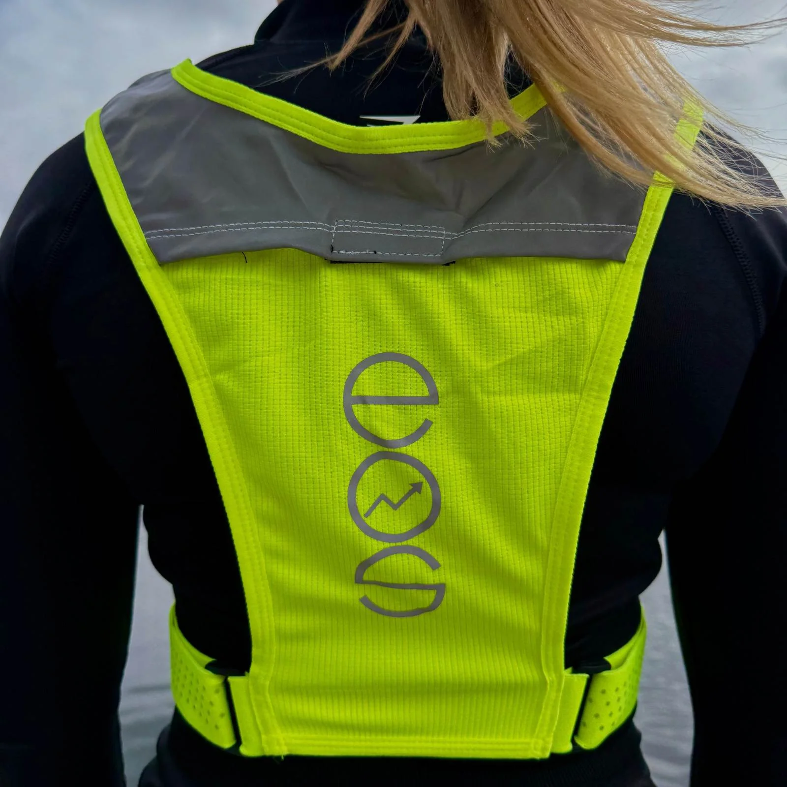 EOS Elite IlluminLight Reflective Running Vest - Image 3