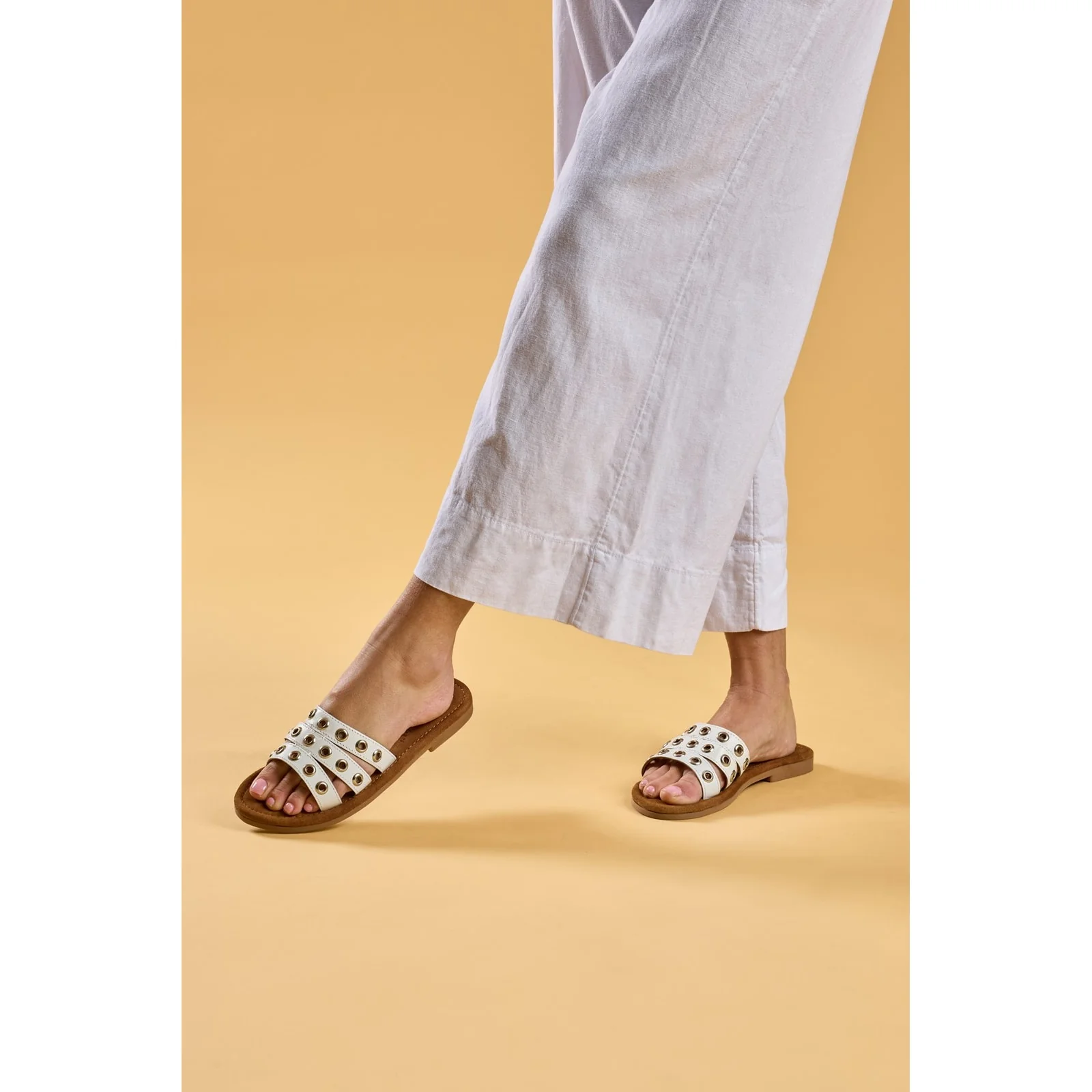 Hush Puppies Womens Taylor Stud Mule White - Image 6