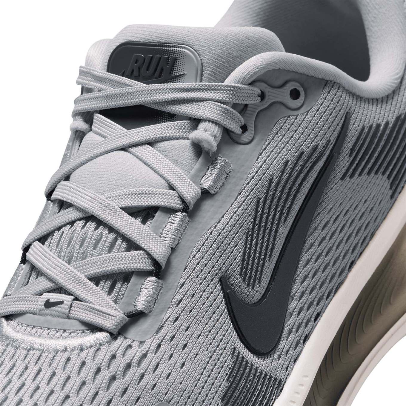 Nike Vomero 18 Kids Road Running Shoe - Image 5